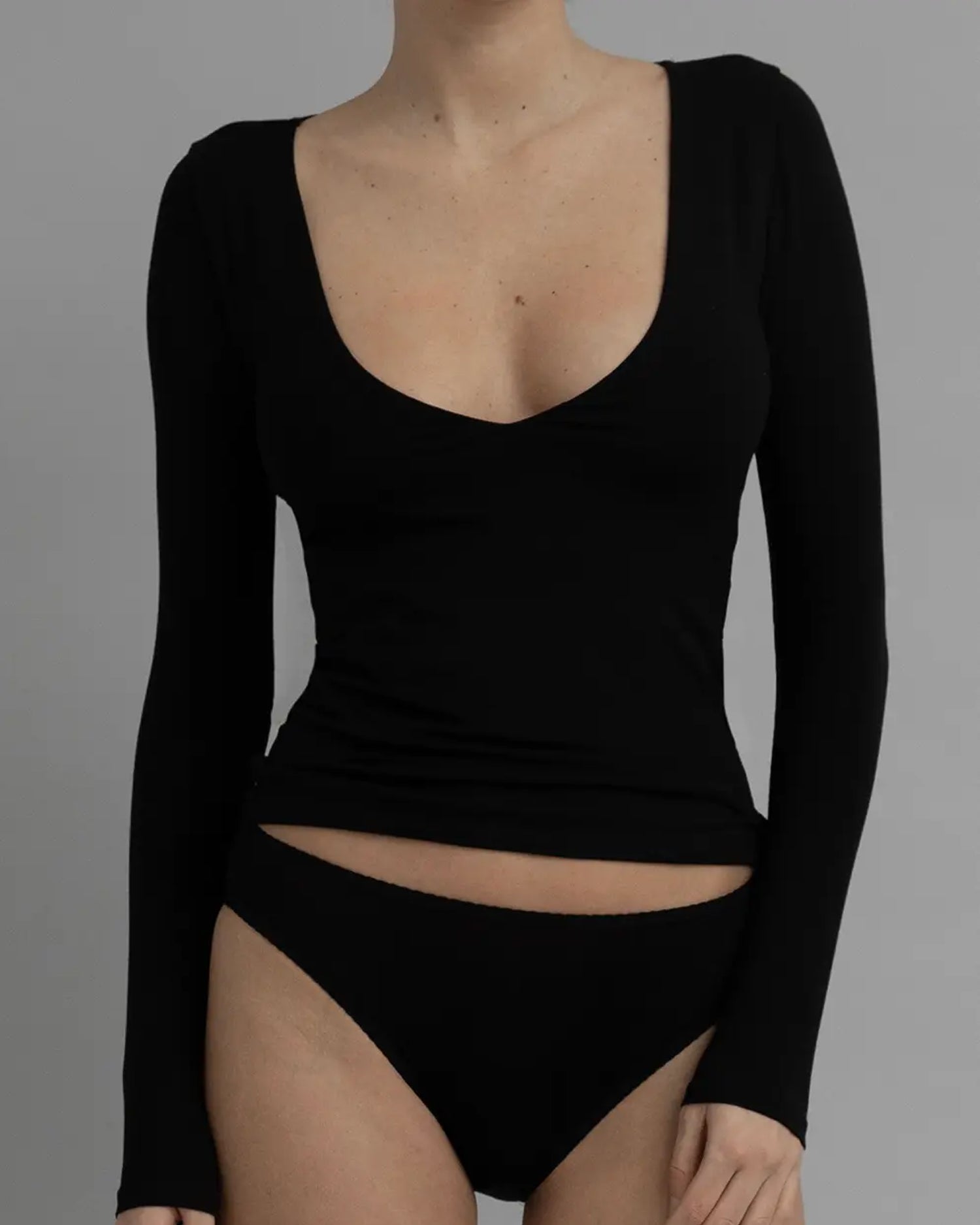 Recline V Long Sleeve Black