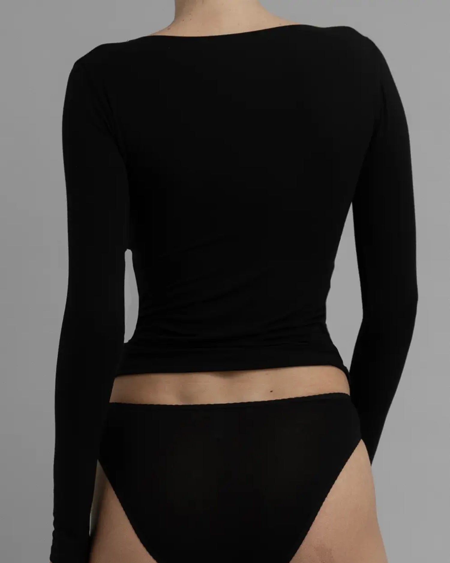 Recline V Long Sleeve Black